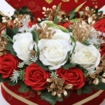floral , mariage , wedding , Anniversaire , Birthday , Compositions Florales Luxe, floral, Anniversaire, Birthday, Compositions Florales Luxe, Marriage, wedding, عقد القران , ورد , سبوع , coffret chocolat , Baby shower , Dattes fourrées prestige , Coffrets gourmands / Chocolats de luxe , Mariage marocain , Cadeau parfait , Fiançailles , حنة , حنة العروس , Henné , Tawzi3at , Luxe , Hemma o Chane , Henné , Mirror , Maraya, Menu , ramadan , aid el fitre , luxe , Chocolate , satin , 2026 , Coffret fleurs mariage , Box roses rouges , Cadeau personnalisé couple , Composition florale , artificielle luxe , Coffret velours cœur