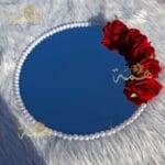 floral , mariage , wedding , Anniversaire , Birthday , Compositions Florales Luxe, floral, Anniversaire, Birthday, Compositions Florales Luxe, Marriage, wedding, عقد القران , ورد , سبوع , coffret chocolat , Baby shower , Dattes fourrées prestige , Coffrets gourmands / Chocolats de luxe , Mariage marocain , Cadeau parfait , Fiançailles , حنة , حنة العروس , Henné , Tawzi3at , Luxe , Hemma o Chane , Henné , Mirror , Maraya, Menu , ramadan , aid el fitre , luxe , Chocolate , satin , 2026 , Coffret fleurs mariage , Box roses rouges , Cadeau personnalisé couple , Composition florale , artificielle luxe , Coffret velours cœur , Plateau miroir mariage, Plateau fiançailles personnalisé, Trousseau mariée Maroc, Décoration mariage luxe, Plateau alliances, Cadeau mariage personnalisé, Miroir calligraphie arabe , Plateau Miroir Personnalisé Décoration Mariage Maroc Plateau Fiançailles Henné Sur Mesure Tyafer Accessoires Mariée Drib Sda9 Cadeau Luxe