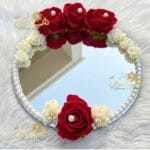 floral , mariage , wedding , Anniversaire , Birthday , Compositions Florales Luxe, floral, Anniversaire, Birthday, Compositions Florales Luxe, Marriage, wedding, عقد القران , ورد , سبوع , coffret chocolat , Baby shower , Dattes fourrées prestige , Coffrets gourmands / Chocolats de luxe , Mariage marocain , Cadeau parfait , Fiançailles , حنة , حنة العروس , Henné , Tawzi3at , Luxe , Hemma o Chane , Henné , Mirror , Maraya, Menu , ramadan , aid el fitre , luxe , Chocolate , satin , 2026 , Coffret fleurs mariage , Box roses rouges , Cadeau personnalisé couple , Composition florale , artificielle luxe , Coffret velours cœur , Plateau miroir mariage, Plateau fiançailles personnalisé, Trousseau mariée Maroc, Décoration mariage luxe, Plateau alliances, Cadeau mariage personnalisé, Miroir calligraphie arabe , Plateau Miroir Personnalisé Décoration Mariage Maroc Plateau Fiançailles Henné Sur Mesure Tyafer Accessoires Mariée Drib Sda9 Cadeau Luxe