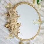 floral , mariage , wedding , Anniversaire , Birthday , Compositions Florales Luxe, floral, Anniversaire, Birthday, Compositions Florales Luxe, Marriage, wedding, عقد القران , ورد , سبوع , coffret chocolat , Baby shower , Dattes fourrées prestige , Coffrets gourmands / Chocolats de luxe , Mariage marocain , Cadeau parfait , Fiançailles , حنة , حنة العروس , Henné , Tawzi3at , Luxe , Hemma o Chane , Henné , Mirror , Maraya, Menu , ramadan , aid el fitre , luxe , Chocolate , satin , 2026 , Coffret fleurs mariage , Box roses rouges , Cadeau personnalisé couple , Composition florale , artificielle luxe , Coffret velours cœur , Plateau miroir mariage, Plateau fiançailles personnalisé, Trousseau mariée Maroc, Décoration mariage luxe, Plateau alliances, Cadeau mariage personnalisé, Miroir calligraphie arabe , Plateau Miroir Personnalisé Décoration Mariage Maroc Plateau Fiançailles Henné Sur Mesure Tyafer Accessoires Mariée Drib Sda9 Cadeau Luxe