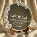 floral , mariage , wedding , Anniversaire , Birthday , Compositions Florales Luxe, floral, Anniversaire, Birthday, Compositions Florales Luxe, Marriage, wedding, عقد القران , ورد , سبوع , coffret chocolat , Baby shower , Dattes fourrées prestige , Coffrets gourmands / Chocolats de luxe , Mariage marocain , Cadeau parfait , Fiançailles , حنة , حنة العروس , Henné , Tawzi3at , Luxe , Hemma o Chane , Henné , Mirror , Maraya, Menu , ramadan , aid el fitre , luxe , Chocolate , satin , 2026 , Coffret fleurs mariage , Box roses rouges , Cadeau personnalisé couple , Composition florale , artificielle luxe , Coffret velours cœur , Plateau miroir mariage, Plateau fiançailles personnalisé, Trousseau mariée Maroc, Décoration mariage luxe, Plateau alliances, Cadeau mariage personnalisé, Miroir calligraphie arabe , Plateau Miroir Personnalisé Décoration Mariage Maroc Plateau Fiançailles Henné Sur Mesure Tyafer Accessoires Mariée Drib Sda9 Cadeau Luxe