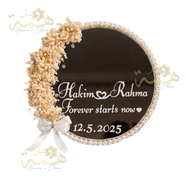 floral , mariage , wedding , Anniversaire , Birthday , Compositions Florales Luxe, floral, Anniversaire, Birthday, Compositions Florales Luxe, Marriage, wedding, عقد القران , ورد , سبوع , coffret chocolat , Baby shower , Dattes fourrées prestige , Coffrets gourmands / Chocolats de luxe , Mariage marocain , Cadeau parfait , Fiançailles , حنة , حنة العروس , Henné , Tawzi3at , Luxe , Hemma o Chane , Henné , Mirror , Maraya, Menu , ramadan , aid el fitre , luxe , Chocolate , satin , 2026 , Coffret fleurs mariage , Box roses rouges , Cadeau personnalisé couple , Composition florale , artificielle luxe , Coffret velours cœur , Plateau miroir mariage, Plateau fiançailles personnalisé, Trousseau mariée Maroc, Décoration mariage luxe, Plateau alliances, Cadeau mariage personnalisé, Miroir calligraphie arabe , Plateau Miroir Personnalisé Décoration Mariage Maroc Plateau Fiançailles Henné Sur Mesure Tyafer Accessoires Mariée Drib Sda9 Cadeau Luxe