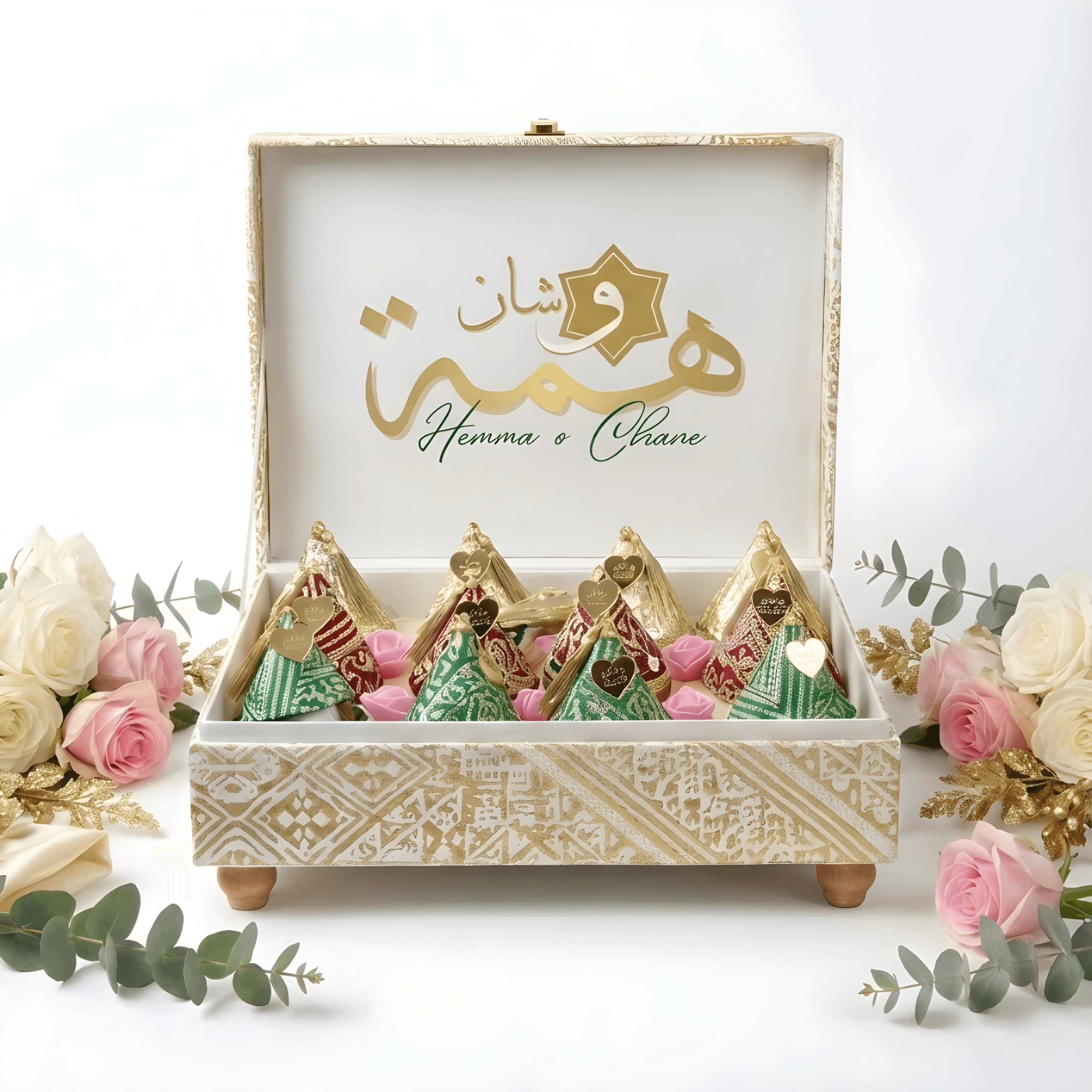 floral , mariage , wedding , Anniversaire , Birthday , Compositions Florales Luxe, floral, Anniversaire, Birthday, Compositions Florales Luxe, Marriage, wedding, عقد القران , ورد , سبوع , coffret chocolat , Baby shower , Dattes fourrées prestige , Coffrets gourmands / Chocolats de luxe , Mariage marocain , Cadeau parfait , Fiançailles , حنة , حنة العروس , Henné , Tawzi3at , Luxe , Hemma o Chane , Henné , Mirror , Maraya, Menu , ramadan , aid el fitre , luxe , Chocolate , satin , 2026 , Coffret fleurs mariage , Box roses rouges , Cadeau personnalisé couple , Composition florale , artificielle luxe , Coffret velours cœur , Plateau miroir mariage, Plateau fiançailles personnalisé, Trousseau mariée Maroc, Décoration mariage luxe, Plateau alliances, Cadeau mariage personnalisé, Miroir calligraphie arabe , Plateau Miroir Personnalisé Décoration Mariage Maroc Plateau Fiançailles Henné Sur Mesure Tyafer Accessoires Mariée Drib Sda9 Cadeau Luxe , Sac cadeau chic personnalisé – Mariage & événements sur mesure