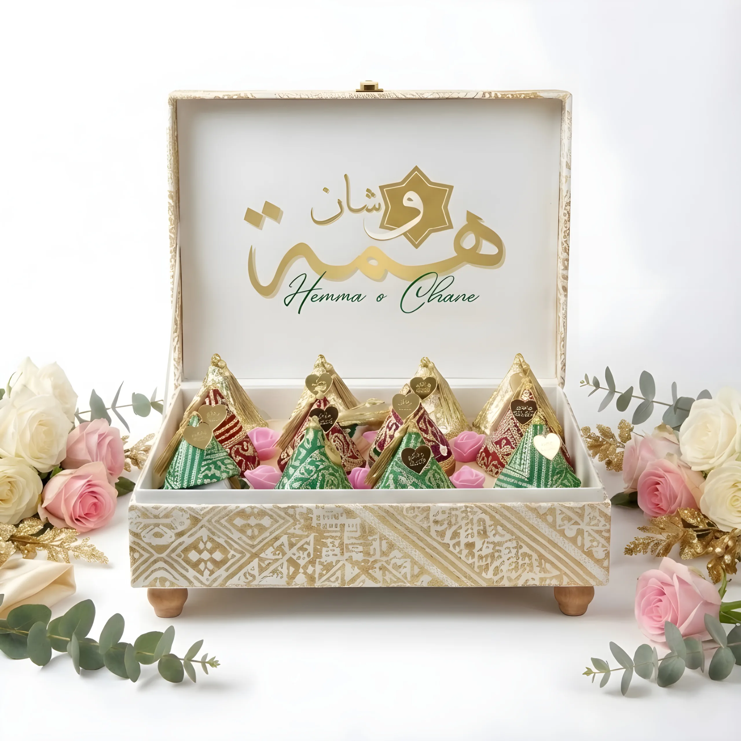 floral , mariage , wedding , Anniversaire , Birthday , Compositions Florales Luxe, floral, Anniversaire, Birthday, Compositions Florales Luxe, Marriage, wedding, عقد القران , ورد , سبوع , coffret chocolat , Baby shower , Dattes fourrées prestige , Coffrets gourmands / Chocolats de luxe , Mariage marocain , Cadeau parfait , Fiançailles , حنة , حنة العروس , Henné , Tawzi3at , Luxe , Hemma o Chane , Henné , Mirror , Maraya, Menu , ramadan , aid el fitre , luxe , Chocolate , satin , 2026 , Coffret fleurs mariage , Box roses rouges , Cadeau personnalisé couple , Composition florale , artificielle luxe , Coffret velours cœur , Plateau miroir mariage, Plateau fiançailles personnalisé, Trousseau mariée Maroc, Décoration mariage luxe, Plateau alliances, Cadeau mariage personnalisé, Miroir calligraphie arabe , Plateau Miroir Personnalisé Décoration Mariage Maroc Plateau Fiançailles Henné Sur Mesure Tyafer Accessoires Mariée Drib Sda9 Cadeau Luxe , Sac cadeau chic personnalisé – Mariage & événements sur mesure