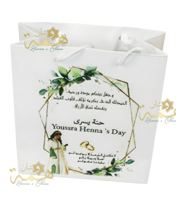 floral , mariage , wedding , Anniversaire , Birthday , Compositions Florales Luxe, floral, Anniversaire, Birthday, Compositions Florales Luxe, Marriage, wedding, عقد القران , ورد , سبوع , coffret chocolat , Baby shower , Dattes fourrées prestige , Coffrets gourmands / Chocolats de luxe , Mariage marocain , Cadeau parfait , Fiançailles , حنة , حنة العروس , Henné , Tawzi3at , Luxe , Hemma o Chane , Henné , Mirror , Maraya, Menu , ramadan , aid el fitre , luxe , Chocolate , satin , 2026 , Coffret fleurs mariage , Box roses rouges , Cadeau personnalisé couple , Composition florale , artificielle luxe , Coffret velours cœur , Plateau miroir mariage, Plateau fiançailles personnalisé, Trousseau mariée Maroc, Décoration mariage luxe, Plateau alliances, Cadeau mariage personnalisé, Miroir calligraphie arabe , Plateau Miroir Personnalisé Décoration Mariage Maroc Plateau Fiançailles Henné Sur Mesure Tyafer Accessoires Mariée Drib Sda9 Cadeau Luxe , sac cadeau haut de gamme – sac cadeau personnalisé – mariage – henna – occasions spéciales – sur mesure – finition élégante