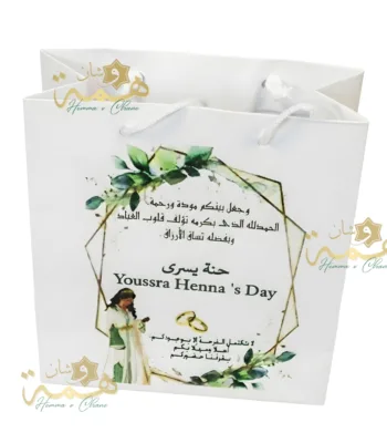 floral , mariage , wedding , Anniversaire , Birthday , Compositions Florales Luxe, floral, Anniversaire, Birthday, Compositions Florales Luxe, Marriage, wedding, عقد القران , ورد , سبوع , coffret chocolat , Baby shower , Dattes fourrées prestige , Coffrets gourmands / Chocolats de luxe , Mariage marocain , Cadeau parfait , Fiançailles , حنة , حنة العروس , Henné , Tawzi3at , Luxe , Hemma o Chane , Henné , Mirror , Maraya, Menu , ramadan , aid el fitre , luxe , Chocolate , satin , 2026 , Coffret fleurs mariage , Box roses rouges , Cadeau personnalisé couple , Composition florale , artificielle luxe , Coffret velours cœur , Plateau miroir mariage, Plateau fiançailles personnalisé, Trousseau mariée Maroc, Décoration mariage luxe, Plateau alliances, Cadeau mariage personnalisé, Miroir calligraphie arabe , Plateau Miroir Personnalisé Décoration Mariage Maroc Plateau Fiançailles Henné Sur Mesure Tyafer Accessoires Mariée Drib Sda9 Cadeau Luxe , sac cadeau haut de gamme – sac cadeau personnalisé – mariage – henna – occasions spéciales – sur mesure – finition élégante