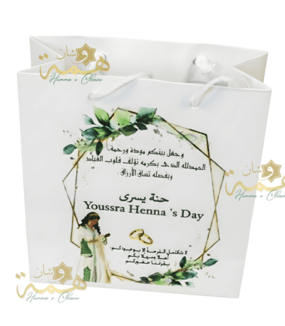 floral , mariage , wedding , Anniversaire , Birthday , Compositions Florales Luxe, floral, Anniversaire, Birthday, Compositions Florales Luxe, Marriage, wedding, عقد القران , ورد , سبوع , coffret chocolat , Baby shower , Dattes fourrées prestige , Coffrets gourmands / Chocolats de luxe , Mariage marocain , Cadeau parfait , Fiançailles , حنة , حنة العروس , Henné , Tawzi3at , Luxe , Hemma o Chane , Henné , Mirror , Maraya, Menu , ramadan , aid el fitre , luxe , Chocolate , satin , 2026 , Coffret fleurs mariage , Box roses rouges , Cadeau personnalisé couple , Composition florale , artificielle luxe , Coffret velours cœur , Plateau miroir mariage, Plateau fiançailles personnalisé, Trousseau mariée Maroc, Décoration mariage luxe, Plateau alliances, Cadeau mariage personnalisé, Miroir calligraphie arabe , Plateau Miroir Personnalisé Décoration Mariage Maroc Plateau Fiançailles Henné Sur Mesure Tyafer Accessoires Mariée Drib Sda9 Cadeau Luxe , sac cadeau haut de gamme – sac cadeau personnalisé – mariage – henna – occasions spéciales – sur mesure – finition élégante