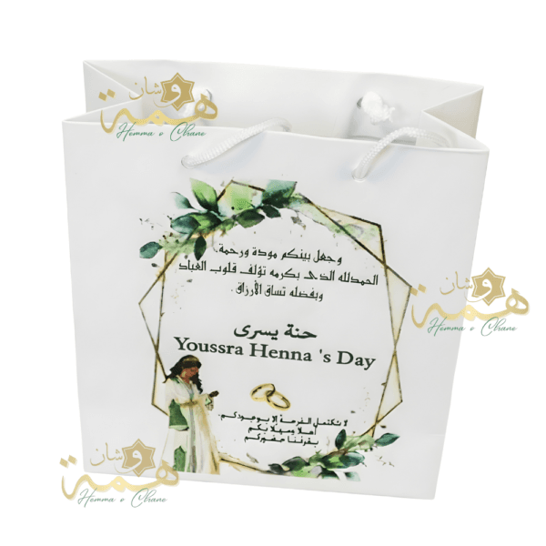 floral , mariage , wedding , Anniversaire , Birthday , Compositions Florales Luxe, floral, Anniversaire, Birthday, Compositions Florales Luxe, Marriage, wedding, عقد القران , ورد , سبوع , coffret chocolat , Baby shower , Dattes fourrées prestige , Coffrets gourmands / Chocolats de luxe , Mariage marocain , Cadeau parfait , Fiançailles , حنة , حنة العروس , Henné , Tawzi3at , Luxe , Hemma o Chane , Henné , Mirror , Maraya, Menu , ramadan , aid el fitre , luxe , Chocolate , satin , 2026 , Coffret fleurs mariage , Box roses rouges , Cadeau personnalisé couple , Composition florale , artificielle luxe , Coffret velours cœur , Plateau miroir mariage, Plateau fiançailles personnalisé, Trousseau mariée Maroc, Décoration mariage luxe, Plateau alliances, Cadeau mariage personnalisé, Miroir calligraphie arabe , Plateau Miroir Personnalisé Décoration Mariage Maroc Plateau Fiançailles Henné Sur Mesure Tyafer Accessoires Mariée Drib Sda9 Cadeau Luxe , sac cadeau haut de gamme – sac cadeau personnalisé – mariage – henna – occasions spéciales – sur mesure – finition élégante