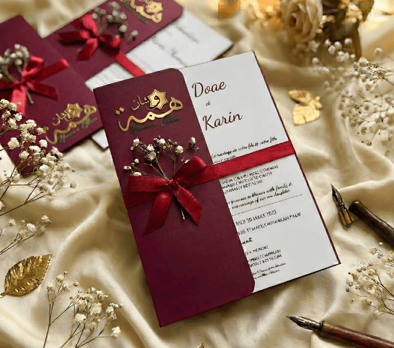 floral , mariage , wedding , Anniversaire , Birthday , Compositions Florales Luxe, floral, Anniversaire, Birthday, Compositions Florales Luxe, Marriage, wedding, عقد القران , ورد , سبوع , coffret chocolat , Baby shower , Dattes fourrées prestige , Coffrets gourmands / Chocolats de luxe , Mariage marocain , Cadeau parfait , Fiançailles , حنة , حنة العروس , Henné , Tawzi3at , Luxe , Hemma o Chane , Henné , Mirror , Maraya, Menu , ramadan , aid el fitre , luxe , Chocolate , satin , 2026 , Coffret fleurs mariage , Box roses rouges , Cadeau personnalisé couple , Composition florale , artificielle luxe , Coffret velours cœur , Plateau miroir mariage, Plateau fiançailles personnalisé, Trousseau mariée Maroc, Décoration mariage luxe, Plateau alliances, Cadeau mariage personnalisé, Miroir calligraphie arabe , Plateau Miroir Personnalisé Décoration Mariage Maroc Plateau Fiançailles Henné Sur Mesure Tyafer Accessoires Mariée Drib Sda9 Cadeau Luxe