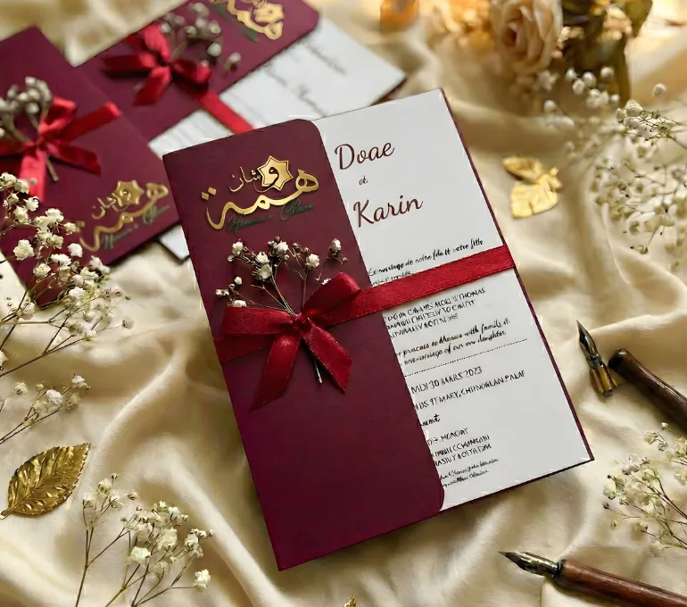 floral , mariage , wedding , Anniversaire , Birthday , Compositions Florales Luxe, floral, Anniversaire, Birthday, Compositions Florales Luxe, Marriage, wedding, عقد القران , ورد , سبوع , coffret chocolat , Baby shower , Dattes fourrées prestige , Coffrets gourmands / Chocolats de luxe , Mariage marocain , Cadeau parfait , Fiançailles , حنة , حنة العروس , Henné , Tawzi3at , Luxe , Hemma o Chane , Henné , Mirror , Maraya, Menu , ramadan , aid el fitre , luxe , Chocolate , satin , 2026 , Coffret fleurs mariage , Box roses rouges , Cadeau personnalisé couple , Composition florale , artificielle luxe , Coffret velours cœur , Plateau miroir mariage, Plateau fiançailles personnalisé, Trousseau mariée Maroc, Décoration mariage luxe, Plateau alliances, Cadeau mariage personnalisé, Miroir calligraphie arabe , Plateau Miroir Personnalisé Décoration Mariage Maroc Plateau Fiançailles Henné Sur Mesure Tyafer Accessoires Mariée Drib Sda9 Cadeau Luxe