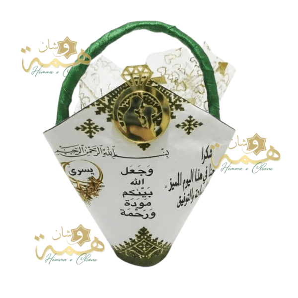 floral , mariage , wedding , Anniversaire , Birthday , Compositions Florales Luxe, floral, Anniversaire, Birthday, Compositions Florales Luxe, Marriage, wedding, عقد القران , ورد , سبوع , coffret chocolat , Baby shower , Dattes fourrées prestige , Coffrets gourmands / Chocolats de luxe , Mariage marocain , Cadeau parfait , Fiançailles , حنة , حنة العروس , Henné , Tawzi3at , Luxe , Hemma o Chane , Henné , Mirror , Maraya, Menu , ramadan , aid el fitre , luxe , Chocolate , satin , 2026 , Coffret fleurs mariage , Box roses rouges , Cadeau personnalisé couple , Composition florale , artificielle luxe , Coffret velours cœur , Plateau miroir mariage, Plateau fiançailles personnalisé, Trousseau mariée Maroc, Décoration mariage luxe, Plateau alliances, Cadeau mariage personnalisé, Miroir calligraphie arabe , Plateau Miroir Personnalisé Décoration Mariage Maroc Plateau Fiançailles Henné Sur Mesure Tyafer Accessoires Mariée Drib Sda9 Cadeau Luxe , Sac cadeau chic personnalisé – Mariage & événements sur mesure