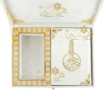 Détails calligraphie arabe dorée en relief sur coffret Coran artisanal