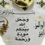 floral , mariage , wedding , Anniversaire , Birthday , Compositions Florales Luxe, floral, Anniversaire, Birthday, Compositions Florales Luxe, Marriage, wedding, عقد القران , ورد , سبوع , coffret chocolat , Baby shower , Dattes fourrées prestige , Coffrets gourmands / Chocolats de luxe , Mariage marocain , Cadeau parfait , Fiançailles , حنة , حنة العروس , Henné , Tawzi3at , Luxe , Hemma o Chane , Henné , Mirror , Maraya, Menu , ramadan , aid el fitre , luxe , Chocolate , satin , 2026 , Coffret fleurs mariage , Box roses rouges , Cadeau personnalisé couple , Composition florale , artificielle luxe , Coffret velours cœur , Plateau miroir mariage, Plateau fiançailles personnalisé, Trousseau mariée Maroc, Décoration mariage luxe, Plateau alliances, Cadeau mariage personnalisé, Miroir calligraphie arabe , Plateau Miroir Personnalisé Décoration Mariage Maroc Plateau Fiançailles Henné Sur Mesure Tyafer Accessoires Mariée Drib Sda9 Cadeau Luxe , Sac cadeau chic personnalisé – Mariage & événements sur mesure