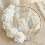 floral , mariage , wedding , Anniversaire , Birthday , Compositions Florales Luxe, floral, Anniversaire, Birthday, Compositions Florales Luxe, Marriage, wedding, عقد القران , ورد , سبوع , coffret chocolat , Baby shower , Dattes fourrées prestige , Coffrets gourmands / Chocolats de luxe , Mariage marocain , Cadeau parfait , Fiançailles , حنة , حنة العروس , Henné , Tawzi3at , Luxe , Hemma o Chane , Henné , Mirror , Maraya, Menu , ramadan , aid el fitre , luxe , Chocolate , satin , 2026 , Coffret fleurs mariage , Box roses rouges , Cadeau personnalisé couple , Composition florale , artificielle luxe , Coffret velours cœur , Plateau miroir mariage, Plateau fiançailles personnalisé, Trousseau mariée Maroc, Décoration mariage luxe, Plateau alliances, Cadeau mariage personnalisé, Miroir calligraphie arabe , Plateau Miroir Personnalisé Décoration Mariage Maroc Plateau Fiançailles Henné Sur Mesure Tyafer Accessoires Mariée Drib Sda9 Cadeau Luxe