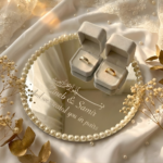 floral , mariage , wedding , Anniversaire , Birthday , Compositions Florales Luxe, floral, Anniversaire, Birthday, Compositions Florales Luxe, Marriage, wedding, عقد القران , ورد , سبوع , coffret chocolat , Baby shower , Dattes fourrées prestige , Coffrets gourmands / Chocolats de luxe , Mariage marocain , Cadeau parfait , Fiançailles , حنة , حنة العروس , Henné , Tawzi3at , Luxe , Hemma o Chane , Henné , Mirror , Maraya, Menu , ramadan , aid el fitre , luxe , Chocolate , satin , 2026 , Coffret fleurs mariage , Box roses rouges , Cadeau personnalisé couple , Composition florale , artificielle luxe , Coffret velours cœur , Plateau miroir mariage, Plateau fiançailles personnalisé, Trousseau mariée Maroc, Décoration mariage luxe, Plateau alliances, Cadeau mariage personnalisé, Miroir calligraphie arabe , Plateau Miroir Personnalisé Décoration Mariage Maroc Plateau Fiançailles Henné Sur Mesure Tyafer Accessoires Mariée Drib Sda9 Cadeau Luxe