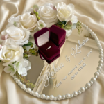 floral , mariage , wedding , Anniversaire , Birthday , Compositions Florales Luxe, floral, Anniversaire, Birthday, Compositions Florales Luxe, Marriage, wedding, عقد القران , ورد , سبوع , coffret chocolat , Baby shower , Dattes fourrées prestige , Coffrets gourmands / Chocolats de luxe , Mariage marocain , Cadeau parfait , Fiançailles , حنة , حنة العروس , Henné , Tawzi3at , Luxe , Hemma o Chane , Henné , Mirror , Maraya, Menu , ramadan , aid el fitre , luxe , Chocolate , satin , 2026 , Coffret fleurs mariage , Box roses rouges , Cadeau personnalisé couple , Composition florale , artificielle luxe , Coffret velours cœur , Plateau miroir mariage, Plateau fiançailles personnalisé, Trousseau mariée Maroc, Décoration mariage luxe, Plateau alliances, Cadeau mariage personnalisé, Miroir calligraphie arabe , Plateau Miroir Personnalisé Décoration Mariage Maroc Plateau Fiançailles Henné Sur Mesure Tyafer Accessoires Mariée Drib Sda9 Cadeau Luxe