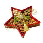 Boîte de prestige en forme d'étoile rouge et or pour décoration de table.