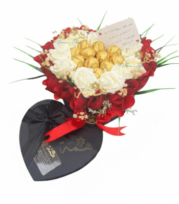 Coffret cadeau en forme de cœur avec roses blanches et chocolats Ferrero Rocher.