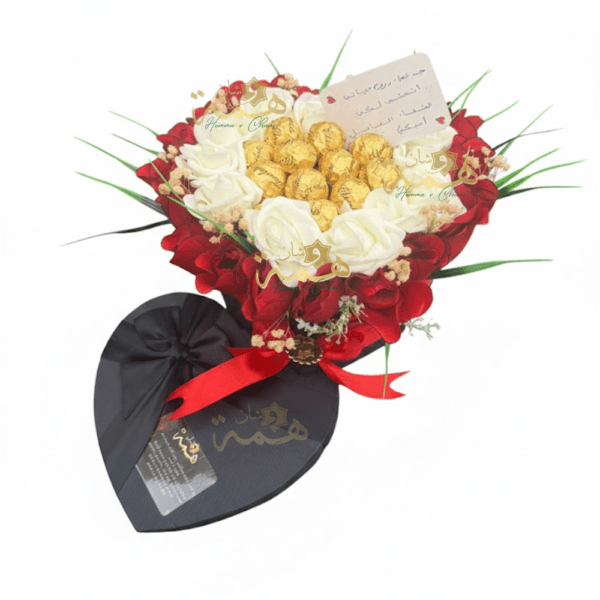 Coffret cadeau en forme de cœur avec roses blanches et chocolats Ferrero Rocher.