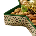 Boîte décorative en forme d'étoile vert royal avec motifs artisanaux beiges.