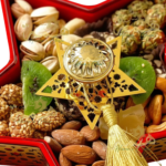 Détails des motifs artisanaux et finitions dorées d'une boîte de luxe.