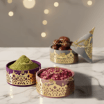 Coffrets cadeaux Aïd Moubarak en velours avec henné, dattes et roses séchées.