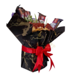 Emballage floral noir et or avec ruban rouge satiné