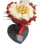 Zoom sur les roses blanches éternelles et chocolats Ferrero Rocher dorés.
