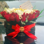 Boîte de luxe noire avec ruban satiné rouge et logo Hemma o Chan.