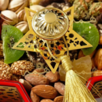 Détail du couvercle doré avec pompon artisanal pour boîte de prestige.