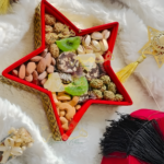 Gros plan sur les motifs géométriques et la finition dorée d'une boîte de luxe.