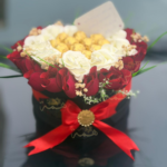 Vue de face du coffret cœur avec roses et chocolats dorés.