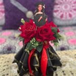 Vue de face d'un bouquet de graduation fait main avec ruban rouge, roses et emballage élégant par Hemma o Chan au Maroc.