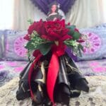 Bouquet personnalisé de graduation avec roses rouges et emballage noir et doré, cadeau de fin d'études fait main au Maroc.
